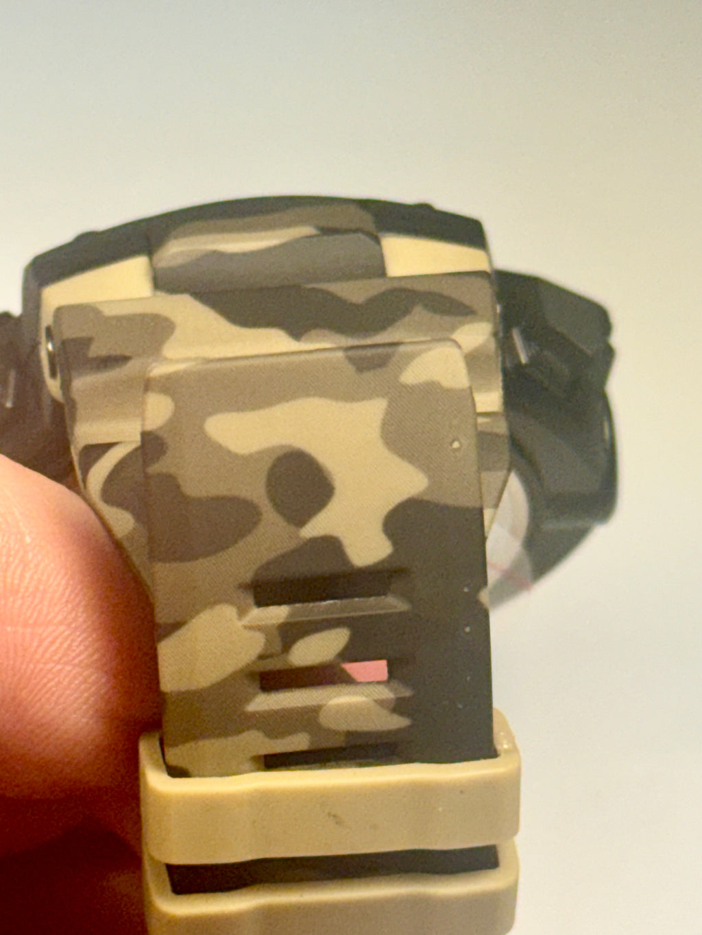Activa Camo Sport WatchCamouflage-patterned belt buckle held by a hand on a light background