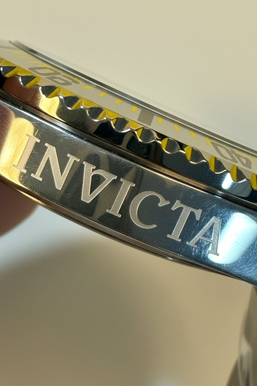 Close-up of a Invicta Mens Pro diver Aurenova 40mm silver band with a blurred background