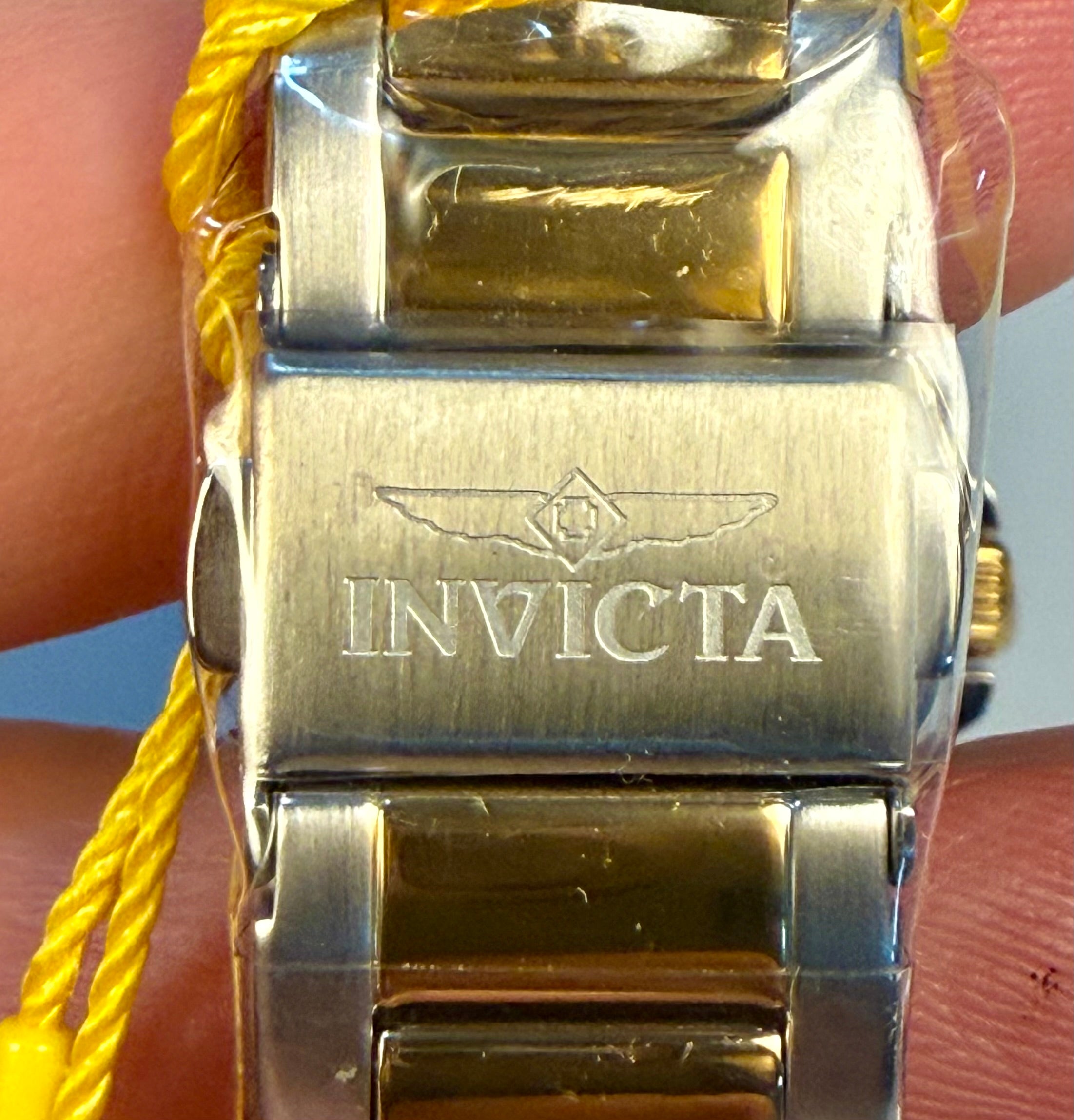Close-up of a Speedway Ladies 34mm Combobranding on a yellow strap.