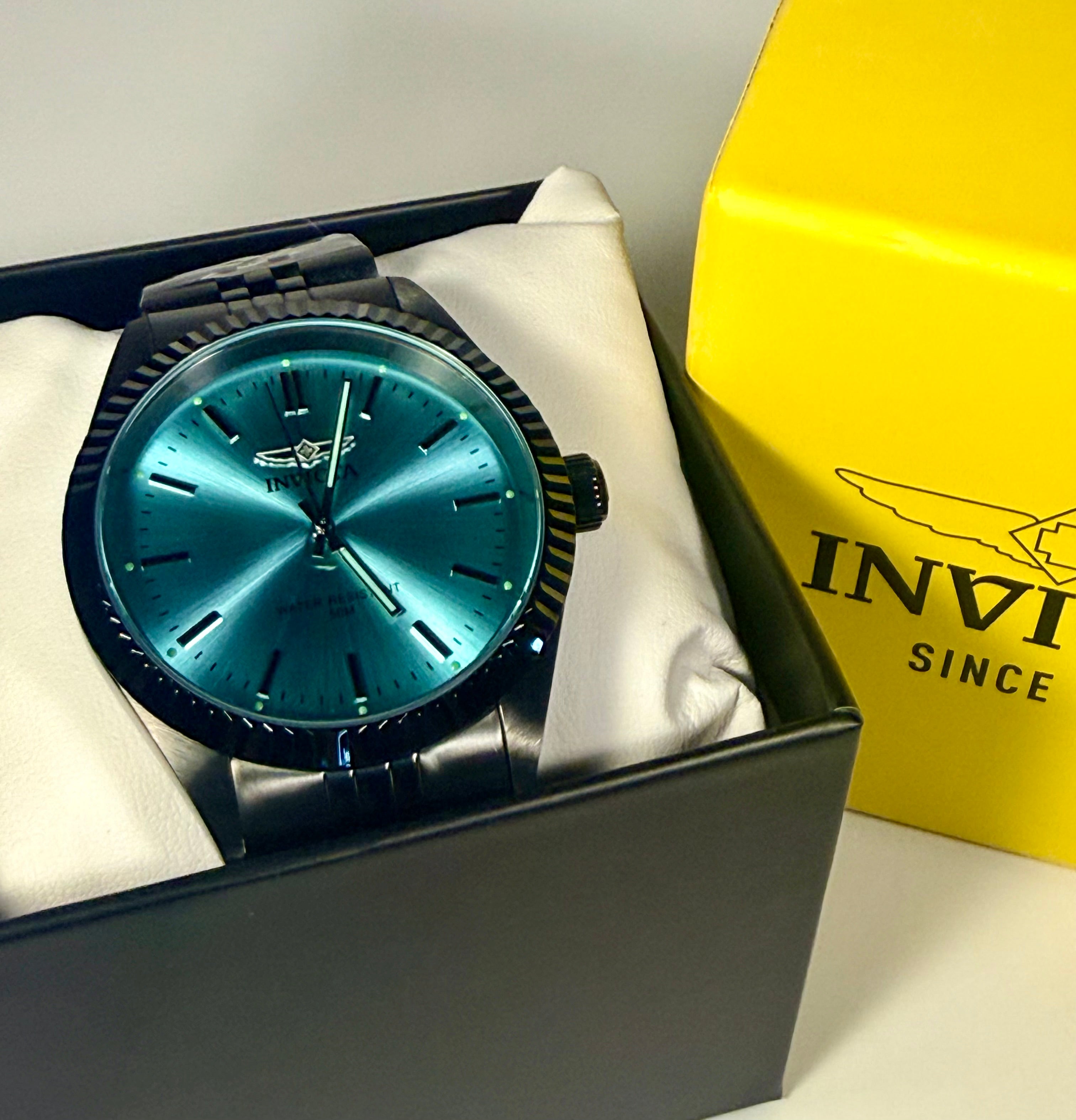 79020 Invicta Mens Specialty Serrate Black Dial Stainless Steel Bracelet 40mm
in display box