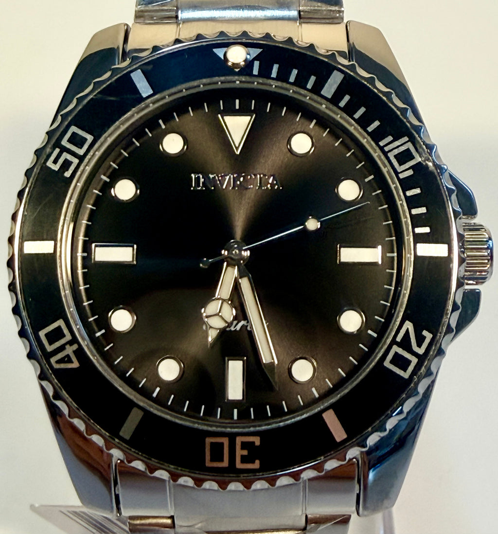 69401 Invicta Mens Pro Diver Vitreos Stainless Steel Bracelet Black Dial 42mm close up