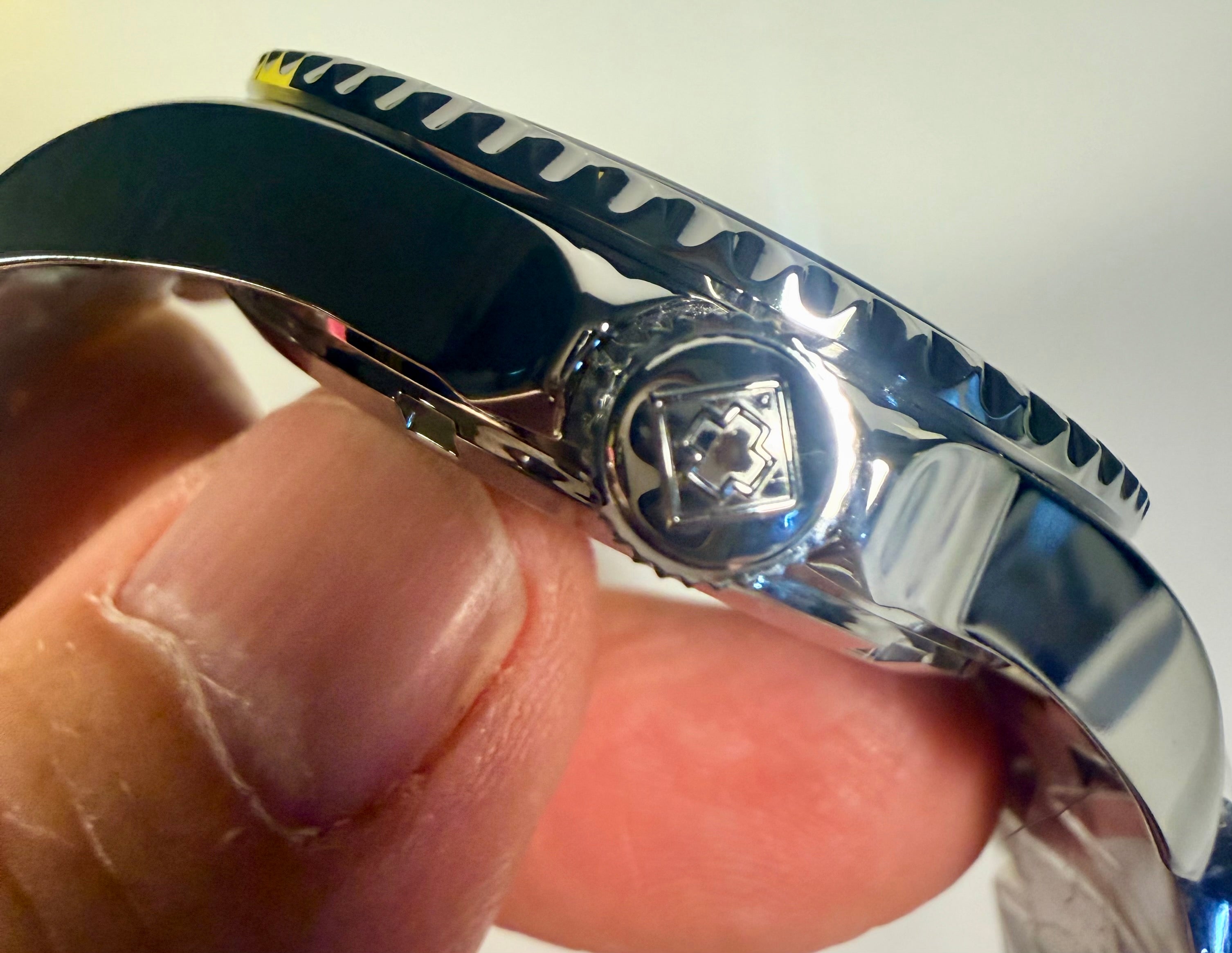 48942 Invicta Mens Pro Diver Stars and Stripes Edition 43mm Dial 200m Watch crown