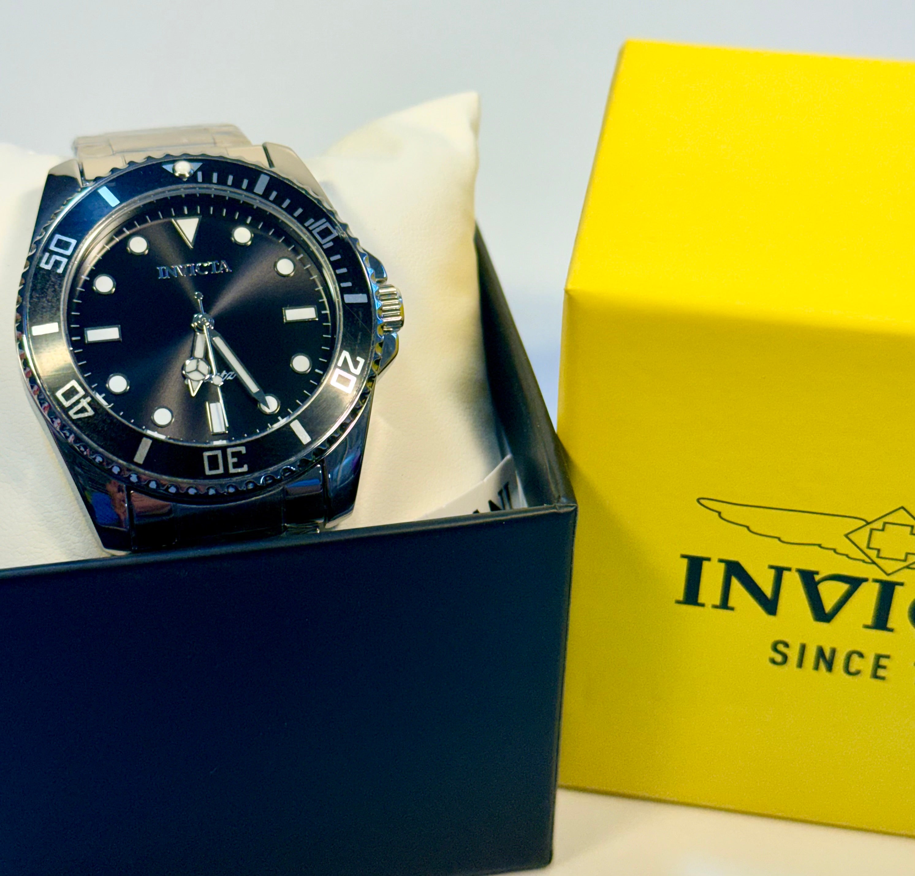 69401 Invicta Mens Pro Diver Vitreos Stainless Steel Bracelet Black Dial 42mm in display box
