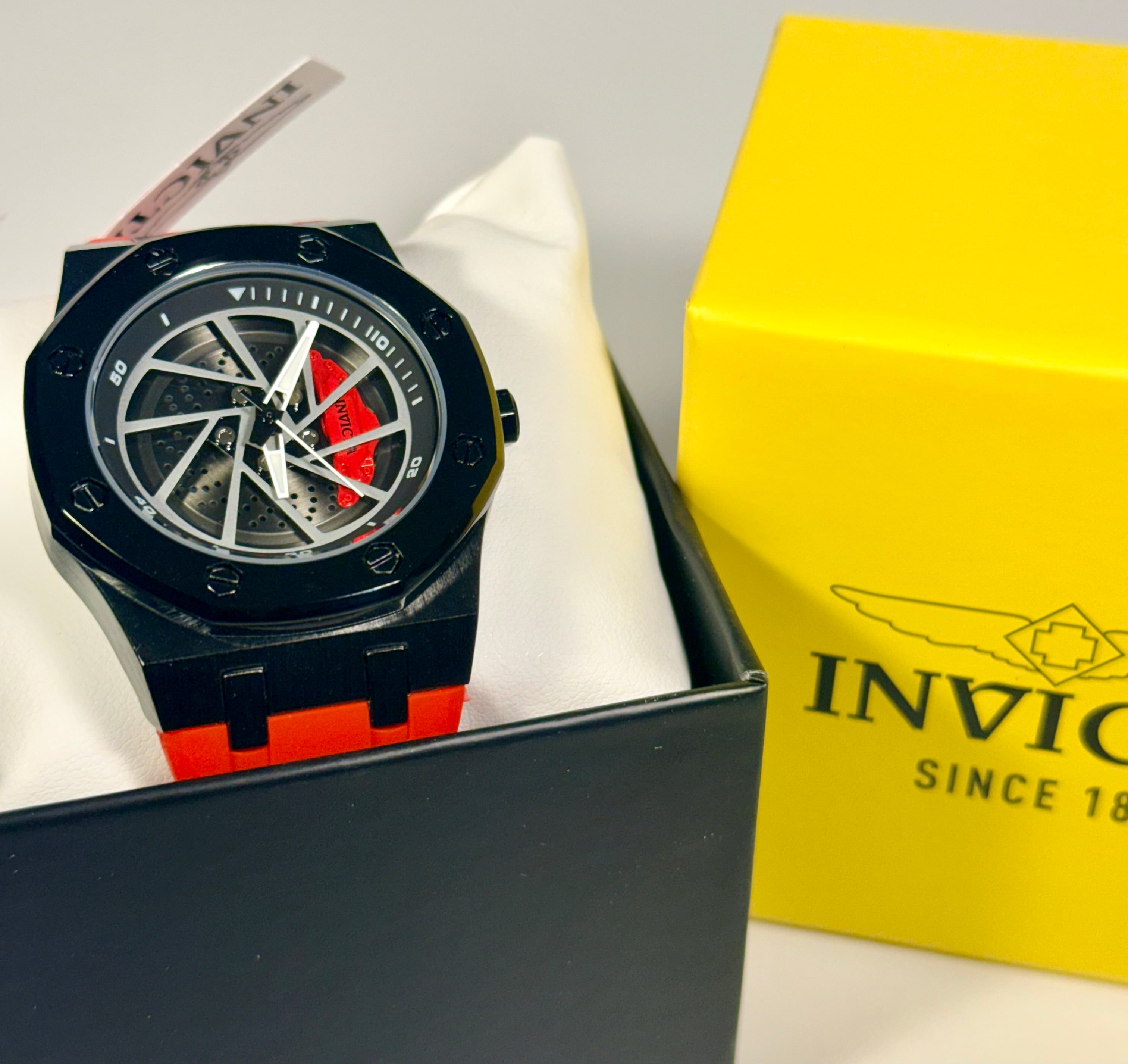 69491 Invicta Mens Speedway Rim Black Case Red Polyurethane Strap 42mm 30m Watch in box