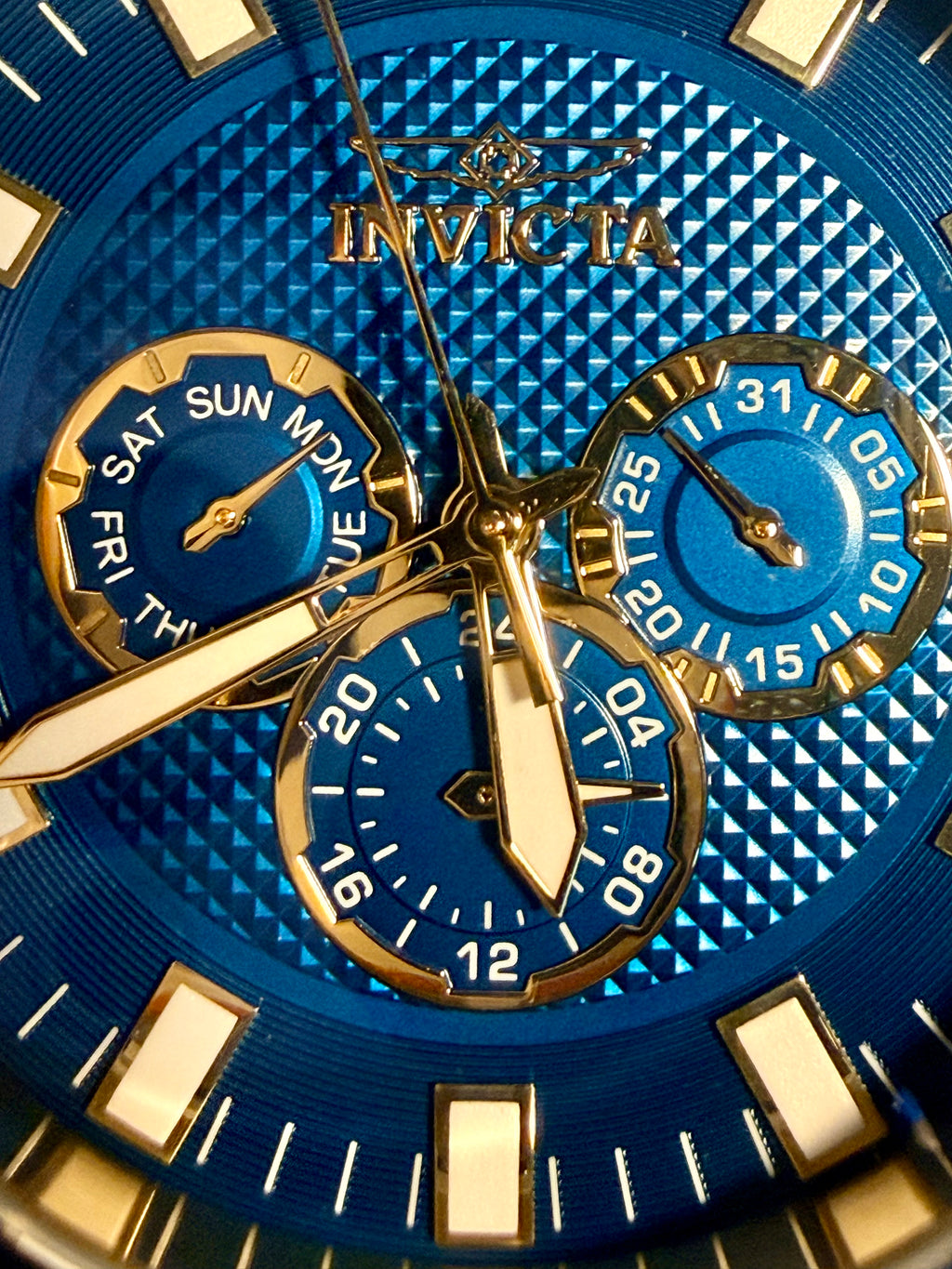 28002 Invicta Mens Pro Diver Impact Blue Dial Gold Tone Silicone 50mm 100m Watch close in