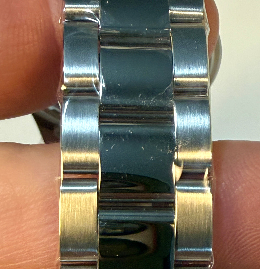 Close-up of a Invicta Mens Pro diver Aurenova 40mm  on a person's wrist